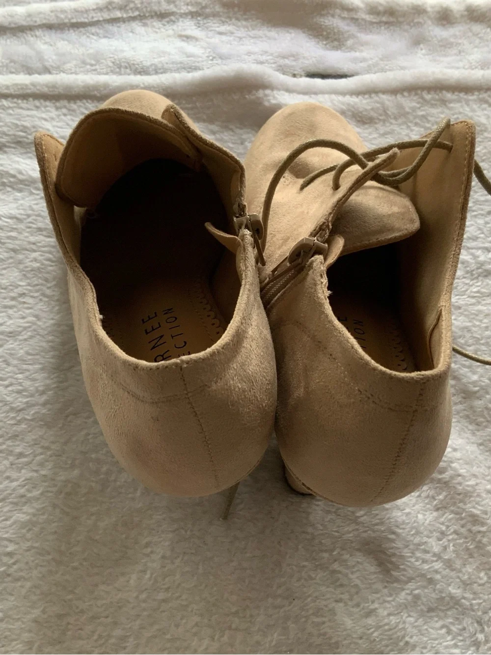 Journee women’s Tan Suede Lace-Up Shoes missing one string new size 6 sku 3284